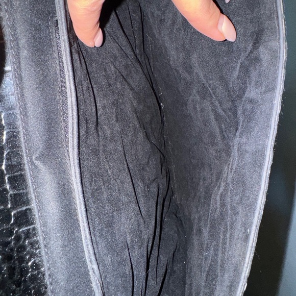 Medium sized Black Crocodile-Embossed Leather Handbag - Picture 6 of 8